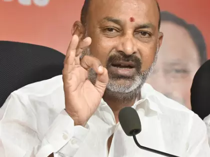 तेलंगाना फोन-टैपिंग जांच को टीवी सीरियल की तरह खींच रहा है: MoS बंदी संजय कुमार तेलंगाना फोन-टैपिंग जांच को टीवी सीरियल की तरह खींच रहा है: MoS बंदी संजय कुमार