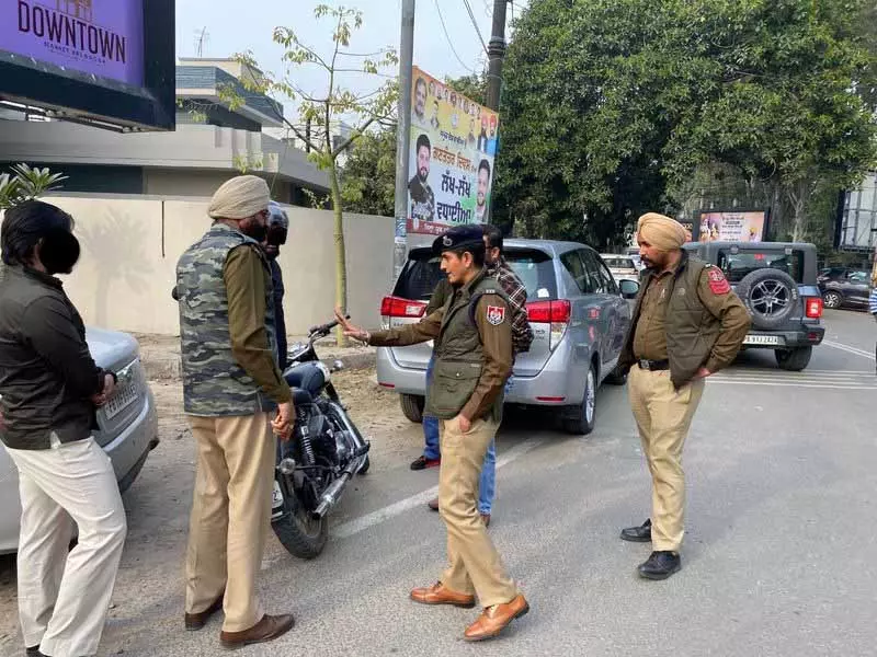 Ludhiana में स्पेशल ड्राइव के दौरान 24 चालान जारी किए गए, 2 गाड़ियां जब्त की गईं Ludhiana में स्पेशल ड्राइव के दौरान 24 चालान जारी किए गए, 2 गाड़ियां जब्त की गईं