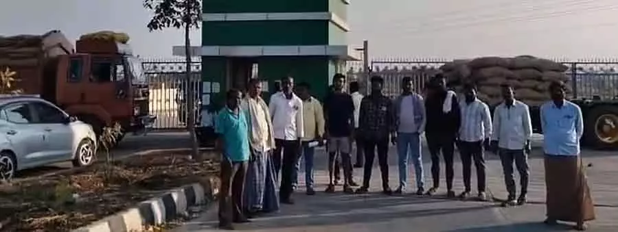 Karnataka : मक्का खरीद केंद्र द्वारा धोखाधड़ी के खिलाफ किसानों का विरोध प्रदर्शन Karnataka : मक्का खरीद केंद्र द्वारा धोखाधड़ी के खिलाफ किसानों का विरोध प्रदर्शन
