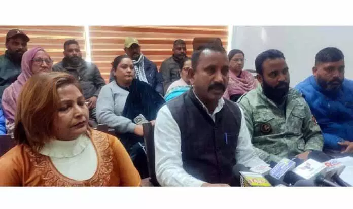 JAMMU: सफाई कर्मचारी यूनियन ने मांगें उठाईं, विरोध प्रदर्शन की चेतावनी दी JAMMU: सफाई कर्मचारी यूनियन ने मांगें उठाईं, विरोध प्रदर्शन की चेतावनी दी