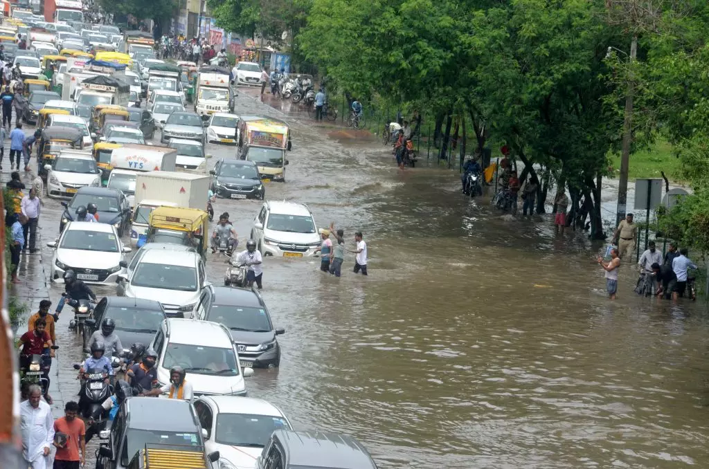 Hisar: हरियाणा में मौसम का कहर, 12 जिलों में आफत Hisar: हरियाणा में मौसम का कहर, 12 जिलों में आफत