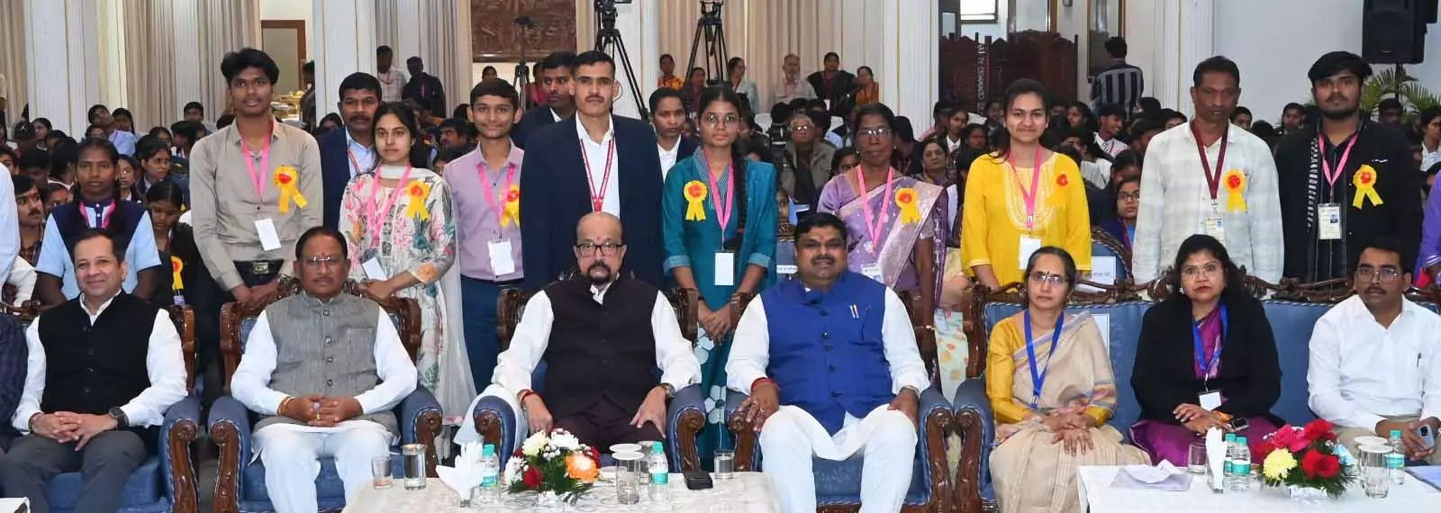 राज्यपाल डेका और CM साय ने 10वीं-12वीं परीक्षा के मेधावी विद्यार्थियों को किया सम्मानित राज्यपाल डेका और CM साय ने 10वीं-12वीं परीक्षा के मेधावी विद्यार्थियों को किया सम्मानित
