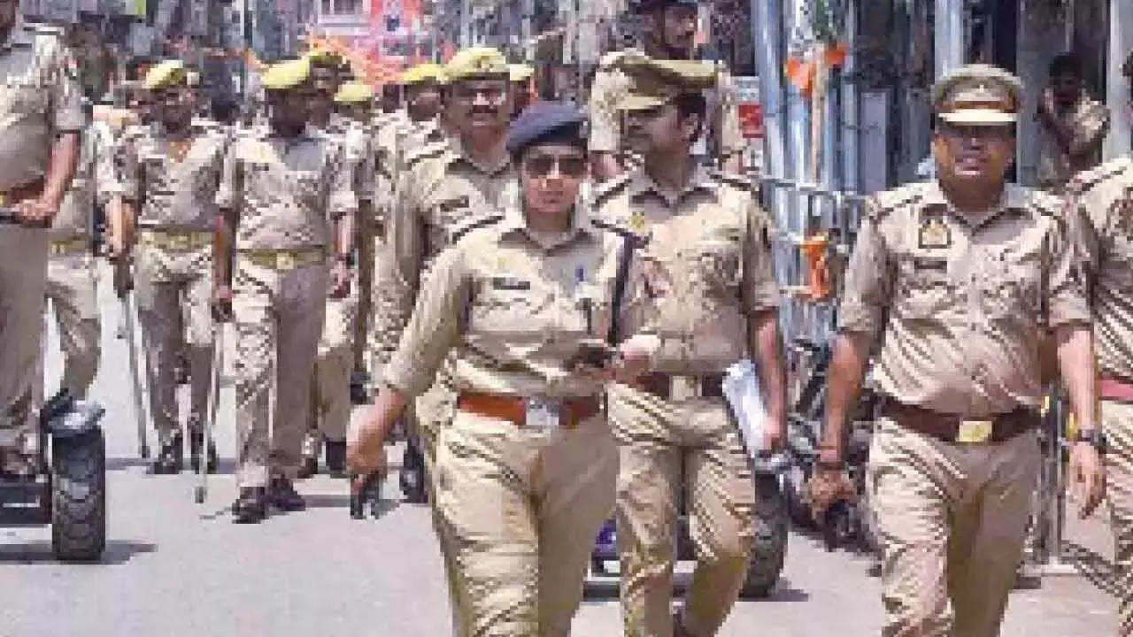 सड़क हादसे में मारे गए UP Police के परिवार को 1 करोड़ रुपये दिए गए सड़क हादसे में मारे गए UP Police के परिवार को 1 करोड़ रुपये दिए गए