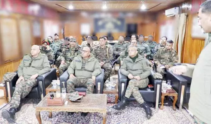 JAMMU: सेना कमांडर ने उत्तरी कश्मीर में सुरक्षा तैयारियों की समीक्षा की JAMMU: सेना कमांडर ने उत्तरी कश्मीर में सुरक्षा तैयारियों की समीक्षा की