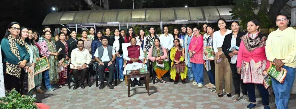 महिला पत्रकार अपने साहस से कर रहीं लोकतंत्र के चौथे स्तंभ को मजबूत : CM साय महिला पत्रकार अपने साहस से कर रहीं लोकतंत्र के चौथे स्तंभ को मजबूत : CM साय