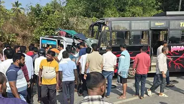 Udupi : बस और क्रूजर के बीच आमने-सामने की टक्कर; भीषण हादसे में तीन लोगों की मौत Udupi : बस और क्रूजर के बीच आमने-सामने की टक्कर; भीषण हादसे में तीन लोगों की मौत