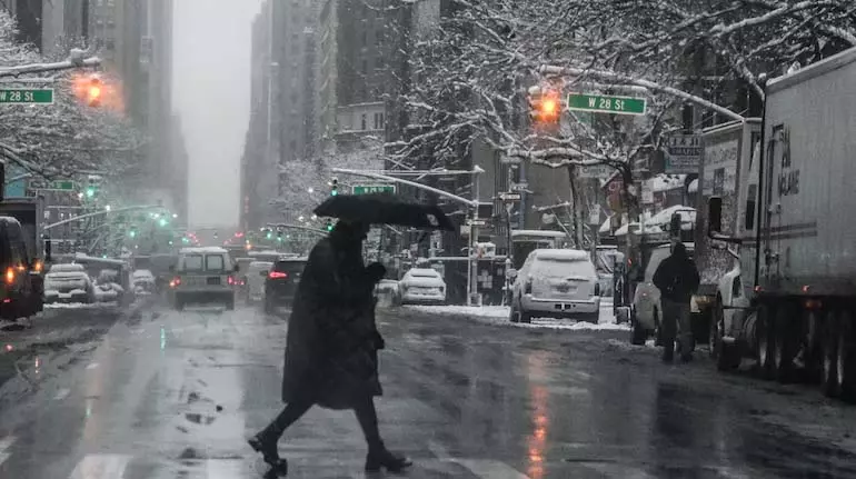 New York शहर सर्दियों के तूफान के लिए तैयार है, जिससे लगभग एक फुट बर्फ गिरने की उम्मीद New York शहर सर्दियों के तूफान के लिए तैयार है, जिससे लगभग एक फुट बर्फ गिरने की उम्मीद