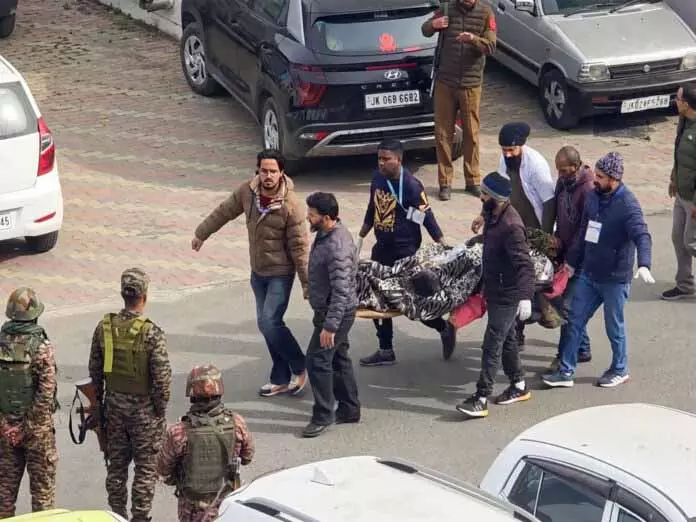 Khani Top पर भद्रवाह-चंबा रोड पर गाड़ी फिसलने से दस जवान शहीद हो गए, 11लोग घायल Khani Top पर भद्रवाह-चंबा रोड पर गाड़ी फिसलने से दस जवान शहीद हो गए, 11लोग घायल