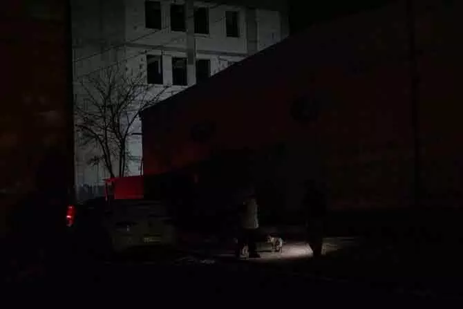 अंधेरे में डूबा Ukraine: रूसी हमलों के बीच 10 लाख लोग बिना बिजली और हीटिंग के अंधेरे में डूबा Ukraine: रूसी हमलों के बीच 10 लाख लोग बिना बिजली और हीटिंग के
