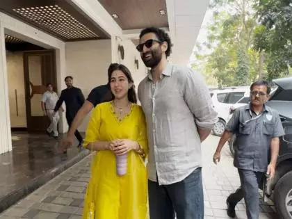 सरस्वती पूजा पर Anurag बसु के पंडाल में जुटे बॉलीवुड सितारे सरस्वती पूजा पर Anurag बसु के पंडाल में जुटे बॉलीवुड सितारे