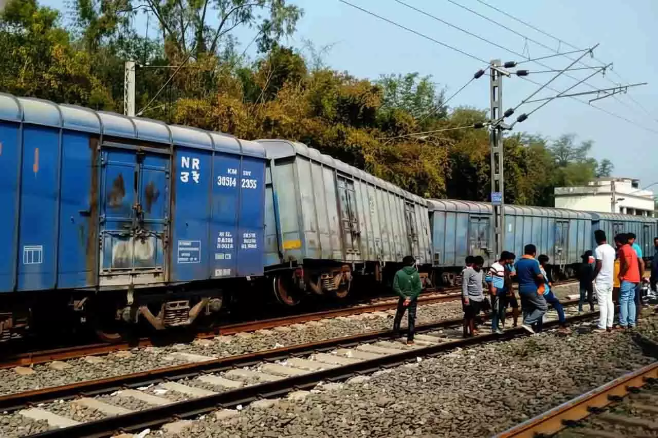 Balasore में मालगाड़ी पटरी से उतरी, रेल सेवाएं प्रभावित Balasore में मालगाड़ी पटरी से उतरी, रेल सेवाएं प्रभावित