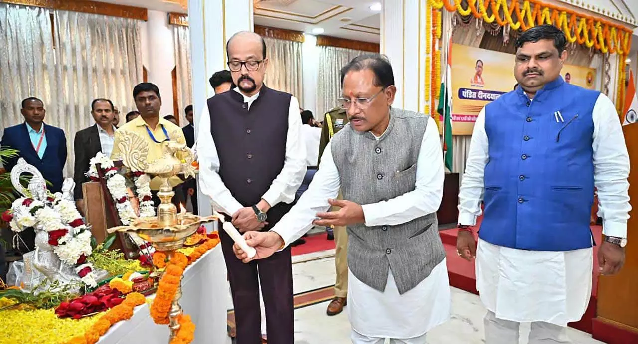 बसंत पंचमी पर लोकभवन में मेधावी छात्रों का किया सम्मान बसंत पंचमी पर लोकभवन में मेधावी छात्रों का किया सम्मान