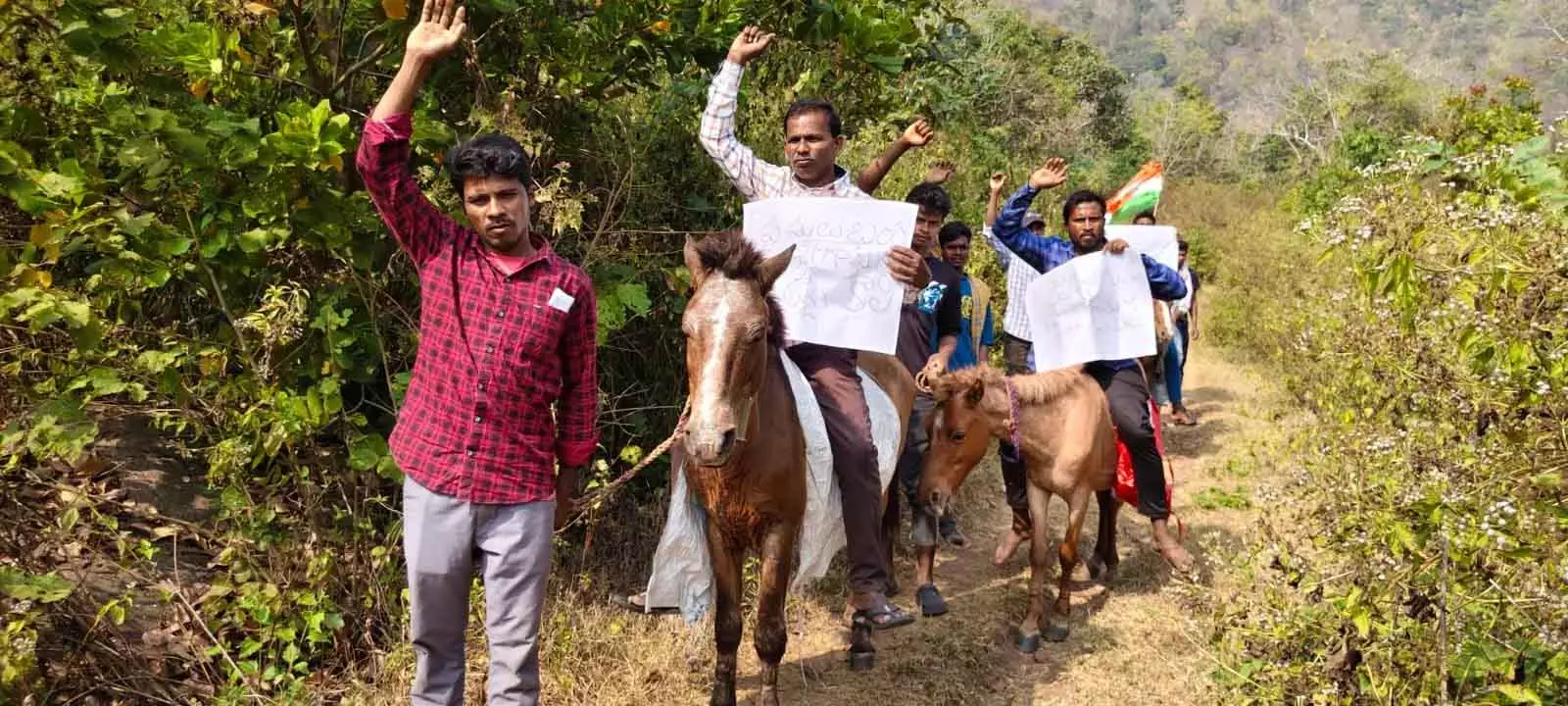 सड़क नहीं तो Vote नहीं: घोड़ों पर सवार होकर आदिवासियों का अनोखा विरोध सड़क नहीं तो Vote नहीं: घोड़ों पर सवार होकर आदिवासियों का अनोखा विरोध
