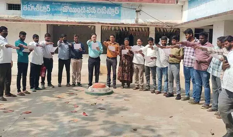 Tehsildar कृष्ण मोहन ने कहा कि हर नागरिक को अपने वोट देने के अधिकार का इस्तेमाल करना चाहिए Tehsildar कृष्ण मोहन ने कहा कि हर नागरिक को अपने वोट देने के अधिकार का इस्तेमाल करना चाहिए
