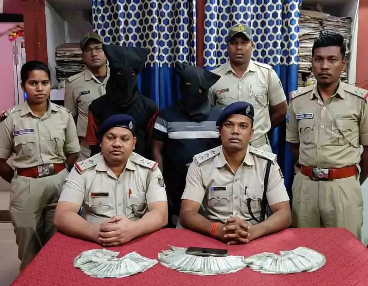 मजदूरों को लूटने के आरोप में दो चोर गिरफ्तार, कोर्ट में पेश किया गया मजदूरों को लूटने के आरोप में दो चोर गिरफ्तार, कोर्ट में पेश किया गया
