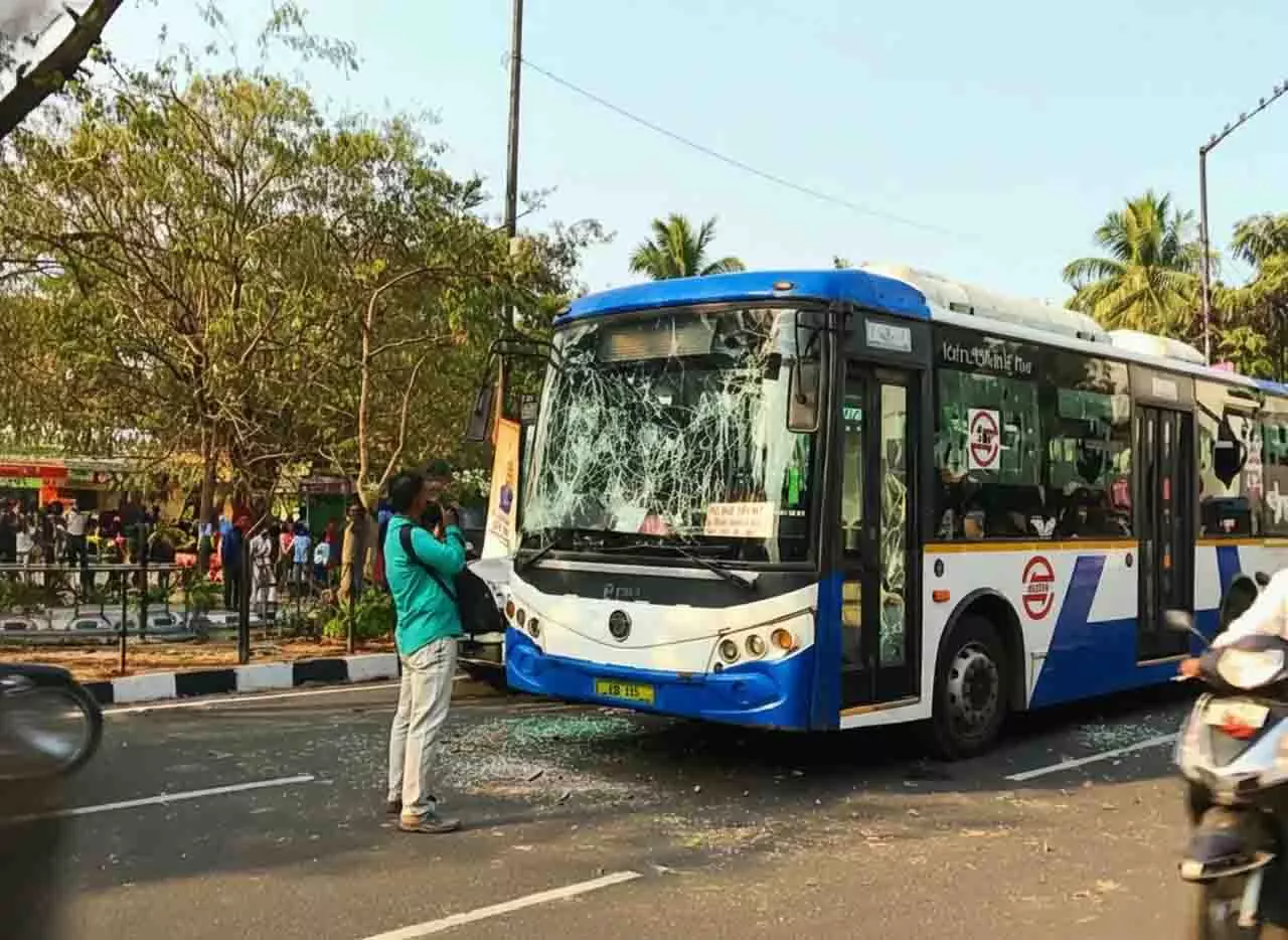 Bhubaneswar में दुर्घटना के बाद अमा बसों में तोड़फोड़ की गई Bhubaneswar में दुर्घटना के बाद अमा बसों में तोड़फोड़ की गई