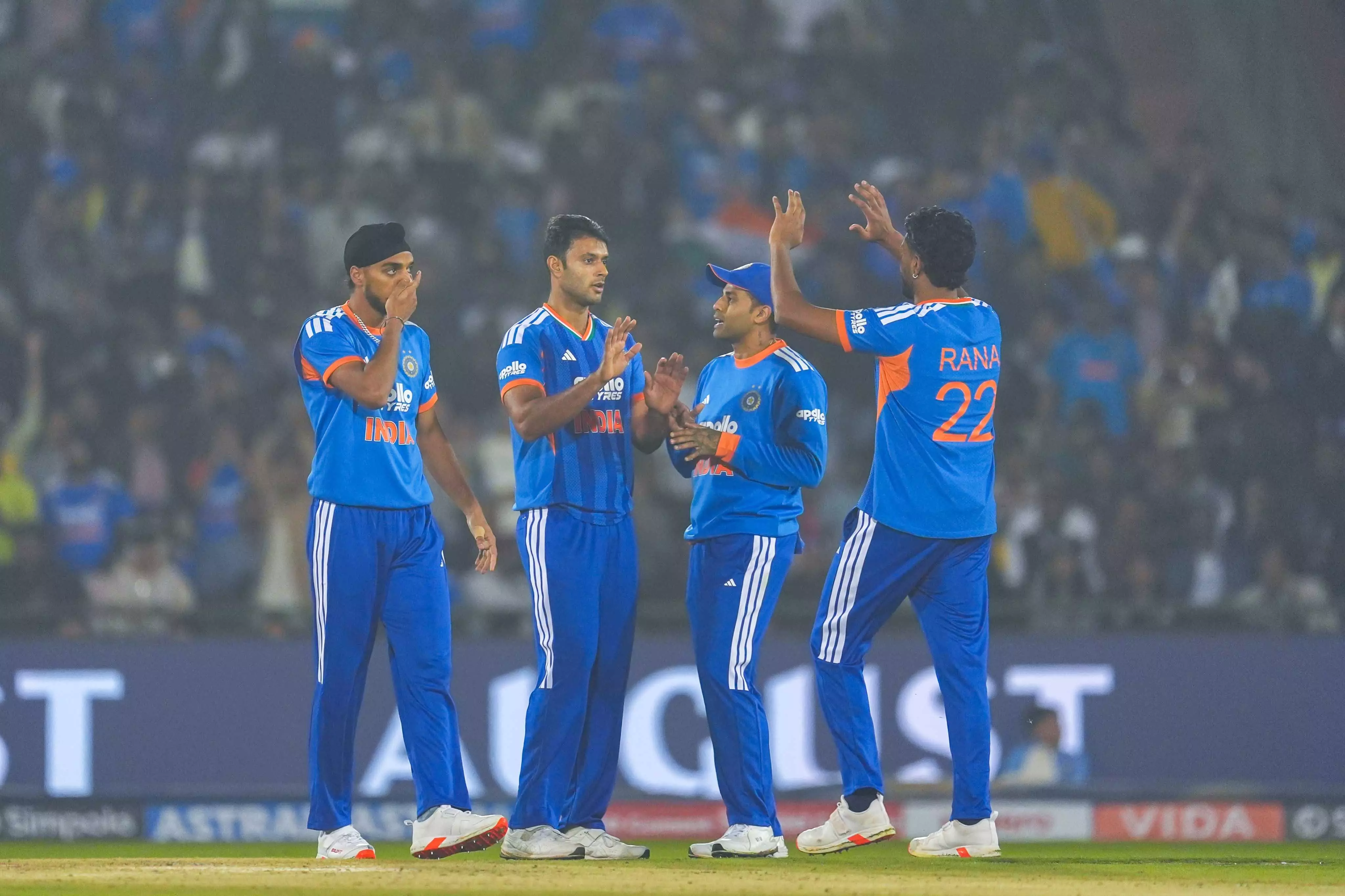रायपुर T20: न्यूजीलैंड को लगा छठा झटका, आधी टीम सिमटी रायपुर T20: न्यूजीलैंड को लगा छठा झटका, आधी टीम सिमटी