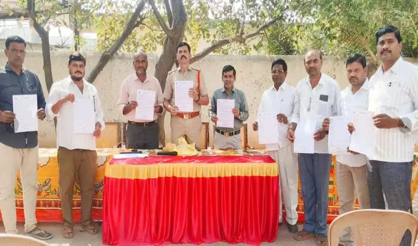 L. Mallesham ने चंदूर नगर पालिका केंद्र में नागरिकों से अपने वोटिंग अधिकार का इस्तेमाल करने का आग्रह किया L. Mallesham ने चंदूर नगर पालिका केंद्र में नागरिकों से अपने वोटिंग अधिकार का इस्तेमाल करने का आग्रह किया