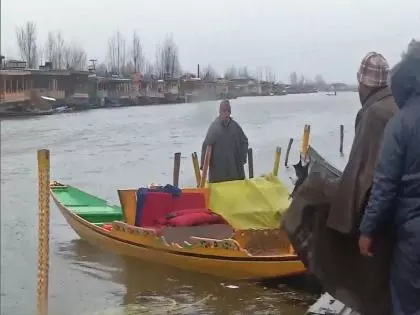 तेज हवाओं ने Srinagar की डल झील में शिकारों को नुकसान पहुंचाया तेज हवाओं ने Srinagar की डल झील में शिकारों को नुकसान पहुंचाया