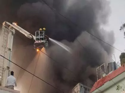 Tamil Nadu: कोयंबटूर में एक ऑटोमोबाइल दुकान में आग लग गई Tamil Nadu: कोयंबटूर में एक ऑटोमोबाइल दुकान में आग लग गई