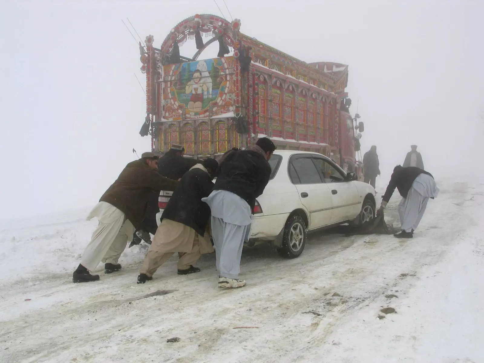 Pakistan: सुरक्षा अभियान के चलते तिराह के नागरिक जानलेवा ठंड में फंसे Pakistan: सुरक्षा अभियान के चलते तिराह के नागरिक जानलेवा ठंड में फंसे