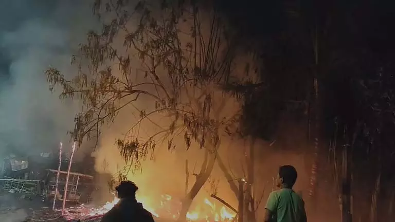 रात के अंधेरे में 3 दुकानें जलकर राख हो गईं, Kolaghat में हादसा रात के अंधेरे में 3 दुकानें जलकर राख हो गईं, Kolaghat में हादसा