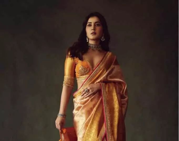 Raashi Khanna का रॉयल अंदाज: सिल्क साड़ी में दिखीं साउथ इंडियन ब्राइड जैसी खूबसूरत Raashi Khanna का रॉयल अंदाज: सिल्क साड़ी में दिखीं साउथ इंडियन ब्राइड जैसी खूबसूरत
