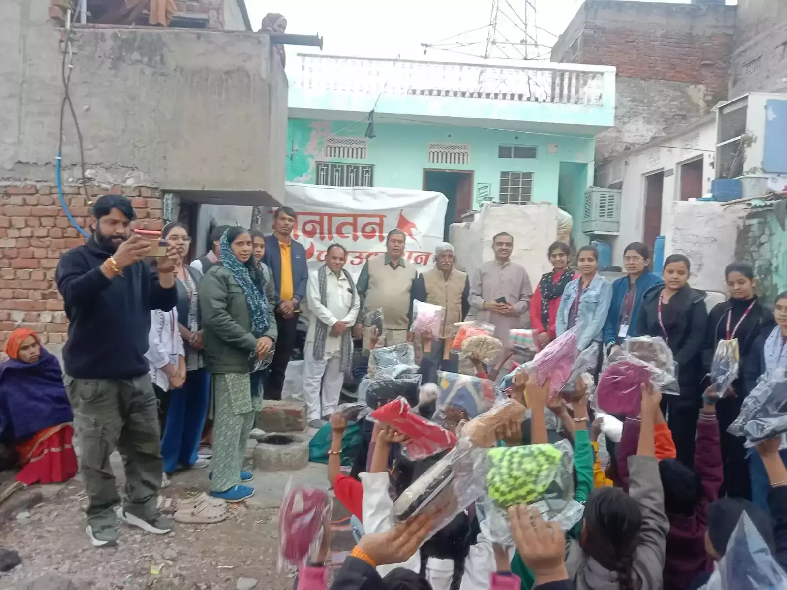 Jaipur: माधव संस्कार केंद्र में फाउंडेशन ने बांटे स्वेटर और टोपी Jaipur: माधव संस्कार केंद्र में फाउंडेशन ने बांटे स्वेटर और टोपी