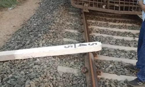 Gujarat:  ट्रेन पलटाने की साजिश नाकाम