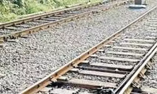 Bihar: अमृत भारत ट्रेन के पास रील्स बनाते समय दो की मौत Bihar: अमृत भारत ट्रेन के पास रील्स बनाते समय दो की मौत