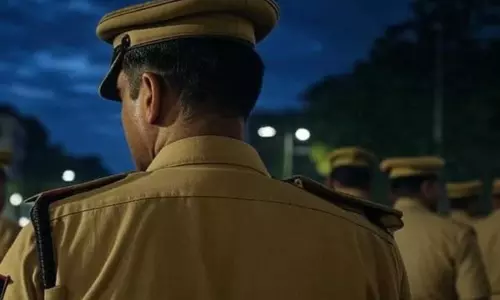 चाची के आने पर प्रेमी को युवती ने बक्से में छुपाया, दम घुटने वाली थी आ गई पुलिस चाची के आने पर प्रेमी को युवती ने बक्से में छुपाया, दम घुटने वाली थी आ गई पुलिस