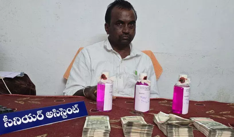 Adilabad में सीनियर असिस्टेंट 2 लाख रुपये की रिश्वत लेते हुए गिरफ्तार Adilabad में सीनियर असिस्टेंट 2 लाख रुपये की रिश्वत लेते हुए गिरफ्तार