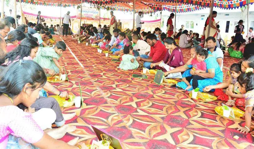 खम्मम के श्री रामकृष्ण विद्यालय में सामूहिक ‘अक्षराभ्यासम’ समारोह आयोजित किया