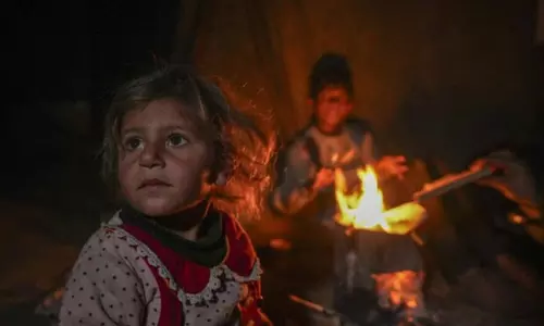 Gaza में लोग गर्मी के लिए कचरा जलाते हैं, जो ट्रंप के विजन से बहुत दूर