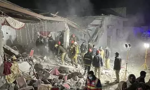 शादी के बीच आत्मघाती हमले में 7 की मौत, 10 घायल शादी के बीच आत्मघाती हमले में 7 की मौत, 10 घायल