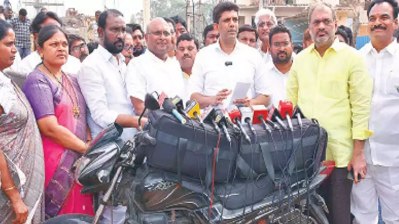 Andhra: पेम्मासानी ने जगन की टिप्पणियों की निंदा की Andhra: पेम्मासानी ने जगन की टिप्पणियों की निंदा की