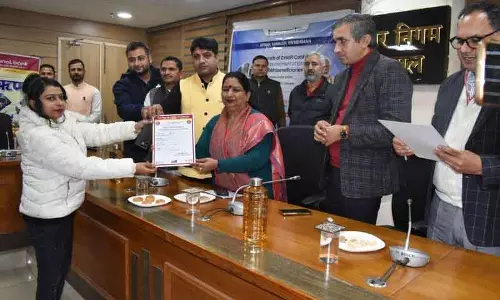 मेयर ने Karnal में 20 स्ट्रीट वेंडर्स को लोन स्वीकृति पत्र सौंपे।