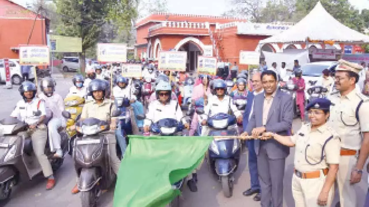 हेलमेट बाइक सवारों की जान बचाता है: Collector हेलमेट बाइक सवारों की जान बचाता है: Collector