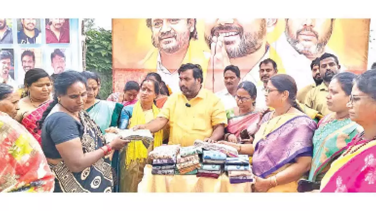 Andhra: लोकेश का जन्मदिन मनाने के लिए साड़ियां बांटी गईं Andhra: लोकेश का जन्मदिन मनाने के लिए साड़ियां बांटी गईं