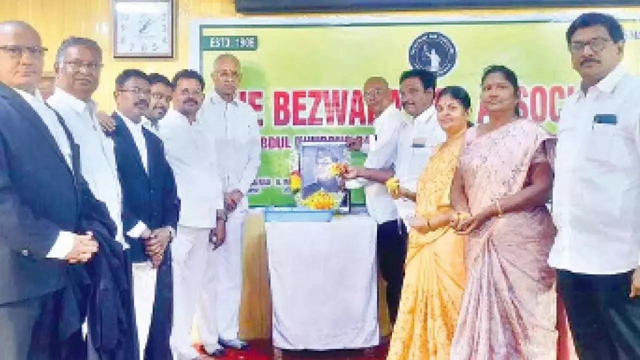 Andhra: बेज़वाड़ा बार एसोसिएशन ने नेताजी को श्रद्धांजलि दी Andhra: बेज़वाड़ा बार एसोसिएशन ने नेताजी को श्रद्धांजलि दी