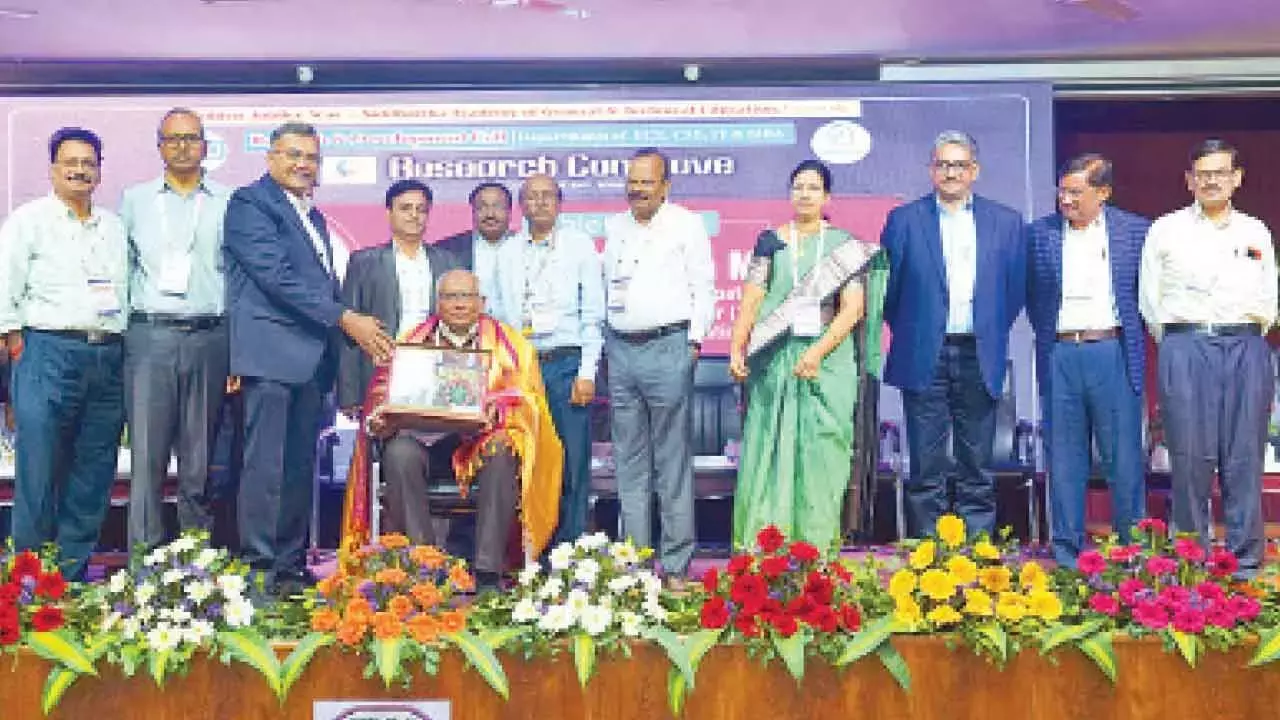 Andhra: रिसर्च कॉन्क्लेव का फोकस पाठ्यक्रम संशोधन पर है Andhra: रिसर्च कॉन्क्लेव का फोकस पाठ्यक्रम संशोधन पर है