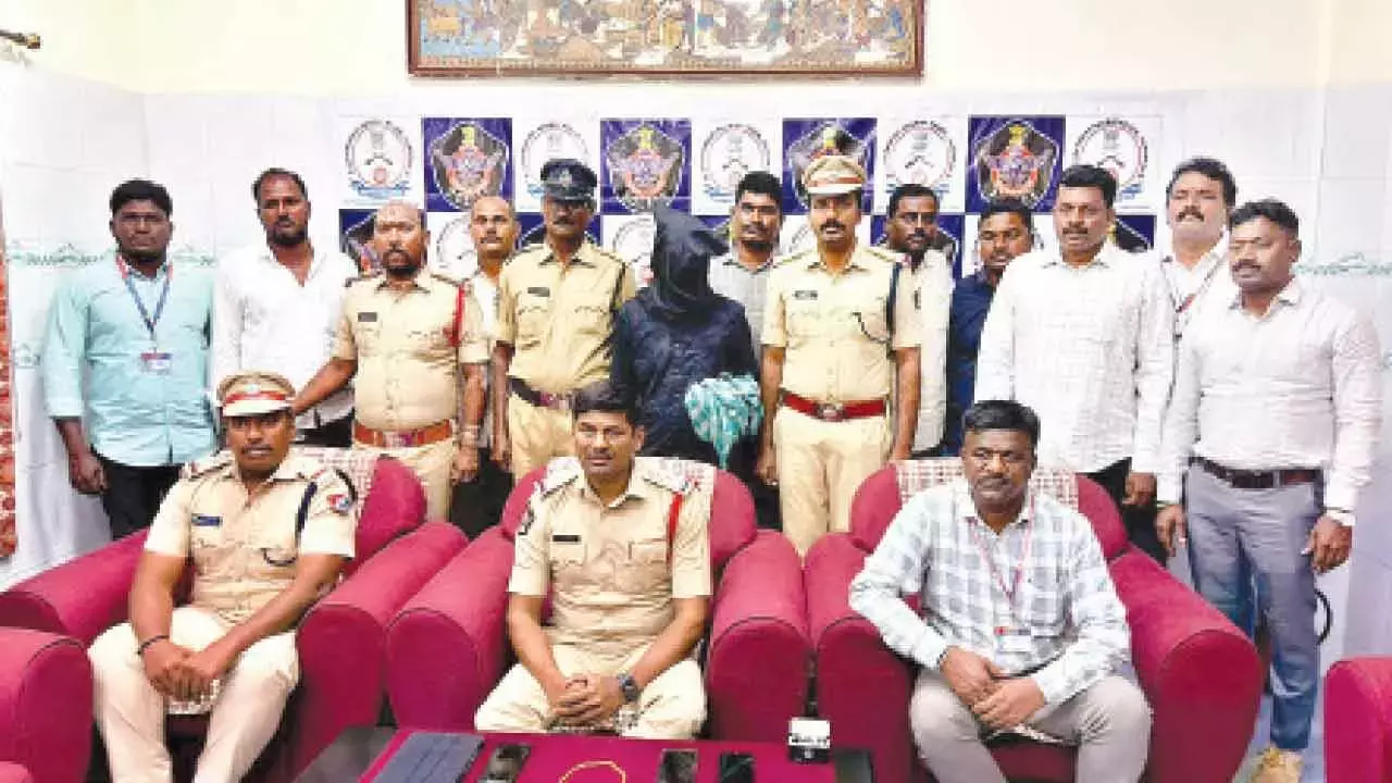 Andhra: रेनिगुंटा रेलवे पुलिस ने साइबर अपराधी को गिरफ्तार किया Andhra: रेनिगुंटा रेलवे पुलिस ने साइबर अपराधी को गिरफ्तार किया