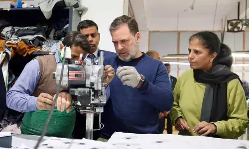 राहुल ने गारमेंट यूनिट का दौरा किया, अमेरिकी टैरिफ से नौकरियों के नुकसान की चेतावनी
