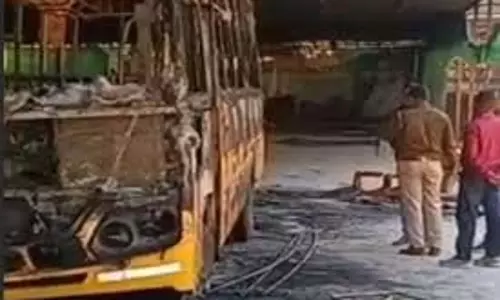 Jharkhand:  शरारती तत्वों ने स्कूल की 3 बसों और वैन को किया आग के हवाले, जांच में जुटी पुलिस