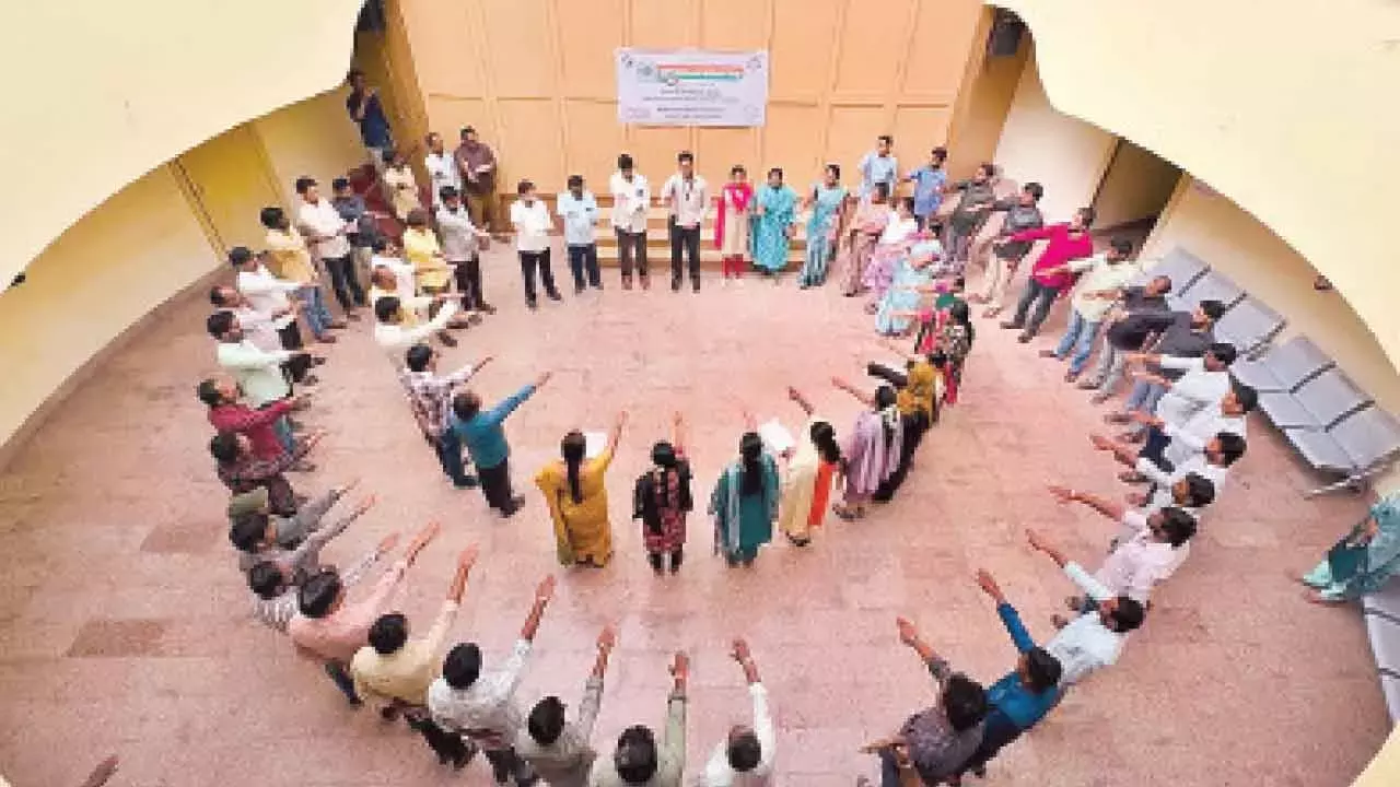 Andhra: 16वें राष्ट्रीय मतदाता दिवस से पहले मतदाताओं ने शपथ ली Andhra: 16वें राष्ट्रीय मतदाता दिवस से पहले मतदाताओं ने शपथ ली