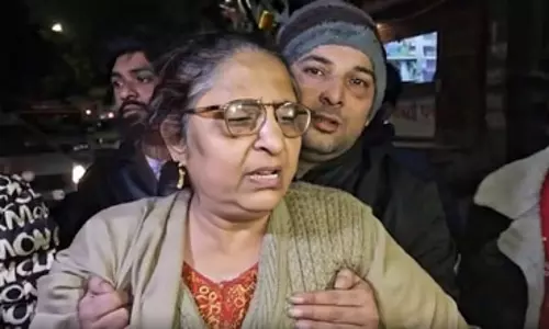 कैफे के बाहर फायरिंग: 24 वर्षीय युवक की मौत, परिवार ने लगाए गंभीर आरोप कैफे के बाहर फायरिंग: 24 वर्षीय युवक की मौत, परिवार ने लगाए गंभीर आरोप