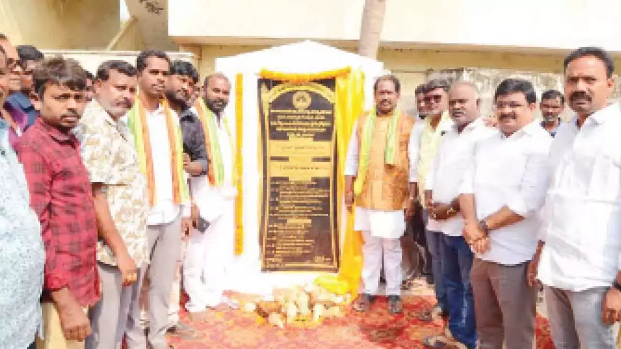Andhra: मेयर ने पेंडुर्थी में विकास कार्यों का शुभारंभ किया Andhra: मेयर ने पेंडुर्थी में विकास कार्यों का शुभारंभ किया