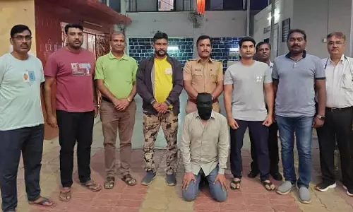 Central रेलवे विजिलेंस ने इंस्पेक्टर बनकर रिश्वत लेते हुए एक व्यक्ति को पकड़ा Central रेलवे विजिलेंस ने इंस्पेक्टर बनकर रिश्वत लेते हुए एक व्यक्ति को पकड़ा
