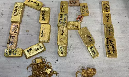 DRI ने मुंबई में एक इंटरनेशनल सोने की तस्करी करने वाले सिंडिकेट का भंडाफोड़ किया DRI ने मुंबई में एक इंटरनेशनल सोने की तस्करी करने वाले सिंडिकेट का भंडाफोड़ किया
