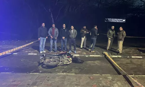 पुलिस मुठभेड़ के बाद खतरनाक स्नैचर गिरफ्तार, पिस्तौल और लूट के मोबाइल बरामद पुलिस मुठभेड़ के बाद खतरनाक स्नैचर गिरफ्तार, पिस्तौल और लूट के मोबाइल बरामद